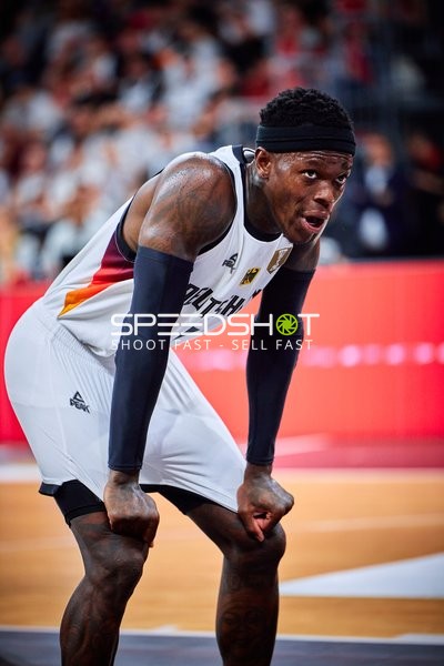 Dennis Schröder (17; Deutschland) auf dem Court