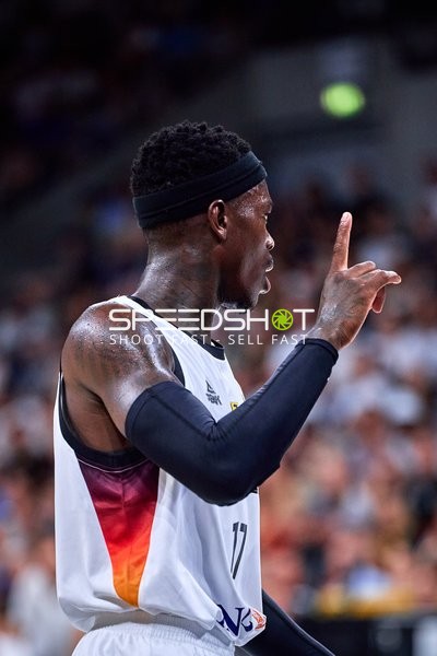 Dennis Schröder (17; Deutschland) gibt Anweisung