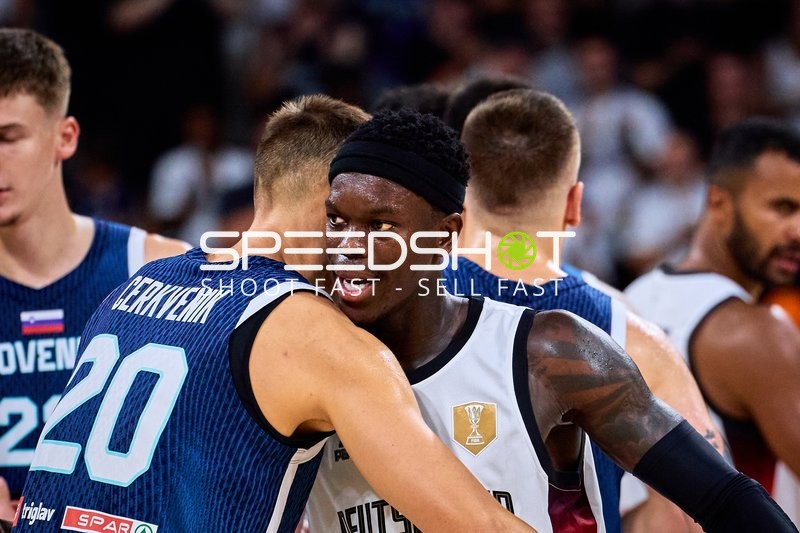 Dennis Schröder (17; Deutschland) und Miha Cerkvenik (20; Slowenien) im Duell