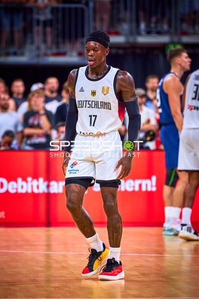 Dennis Schröder (17; Deutschland) auf dem Court