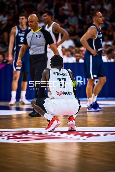 Dennis Schröder (17; Deutschland) auf dem Court