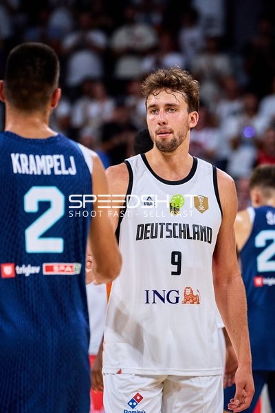 Franz Wagner (9; Deutschland) und 2; Slowenien im Duell