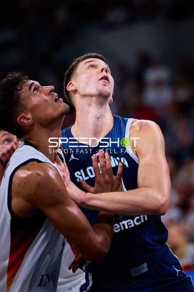 Zweikampf unter dem Korb