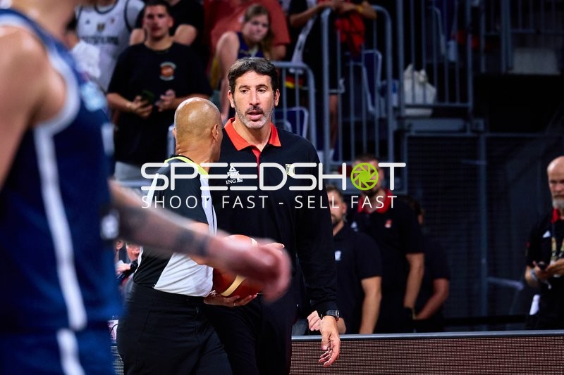 Álex Mumbrú (Trainer; Deutschland) am Spielfeldrand