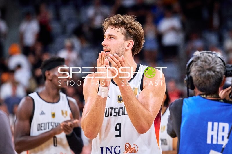 Franz Wagner (9; Deutschland) applaudiert auf Court