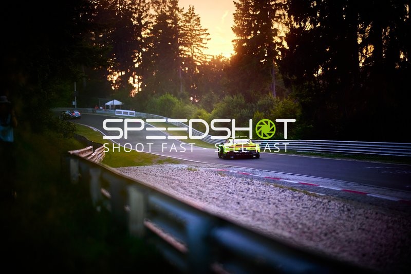 Rennwagen auf der Strecke