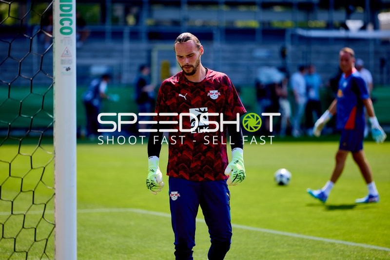 Torwart Maarten Vandevoordt (26; RB Leipzig) beim Aufwärmen