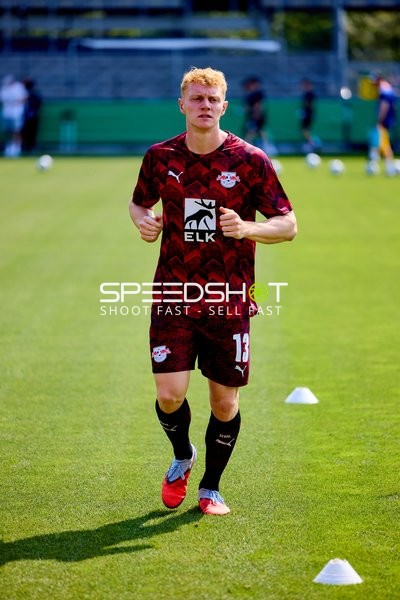 Aufwärmen Nicolas Seiwald (13; RB Leipzig) auf dem Feld
