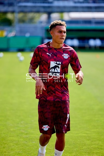 RB Leipzig Antonio Nusa (7; RB Leipzig) im Aufwärmtrikot