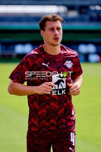 Aufwärmen: Willi Orbán (4; RB Leipzig) auf dem Feld