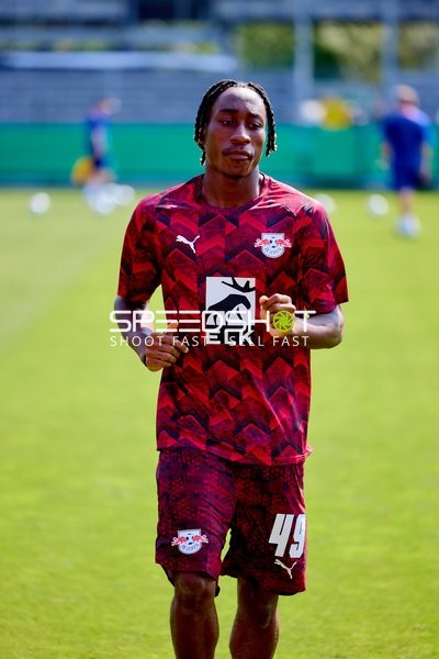 RB Leipzig Joyeux Masanka Bungi (49; RB Leipzig) im Aufwärmtrikot
