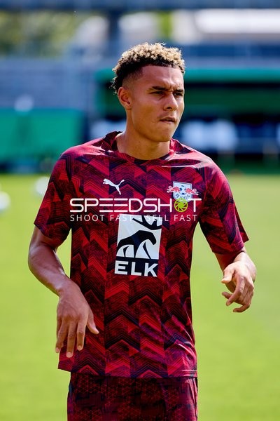 RB Leipzig Antonio Nusa (7; RB Leipzig) im Aufwärmtrikot