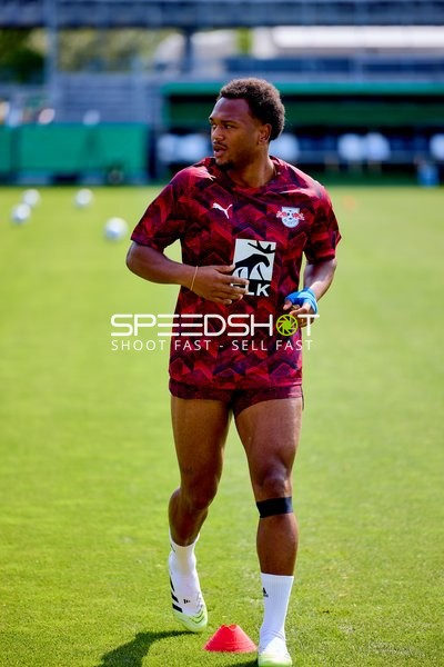 Aufwärmen Loïs Openda (11; RB Leipzig) freigestellt