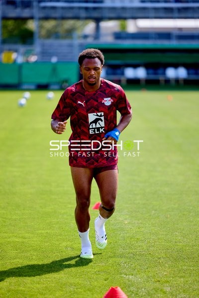 Aufwärmen Loïs Openda (11; RB Leipzig) auf dem Feld