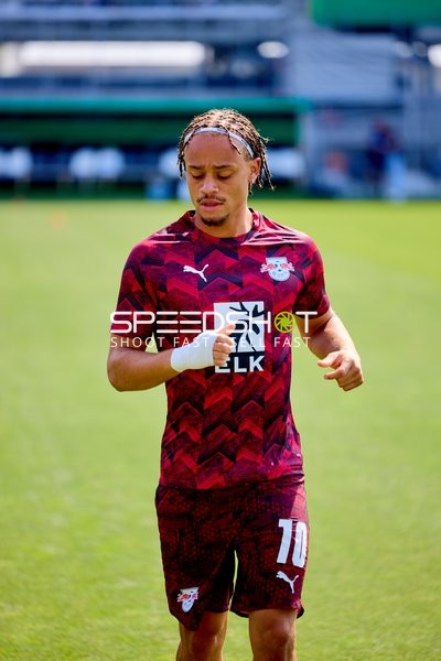 RB Leipzig Xavi Simons (10; RB Leipzig) im Warm-up