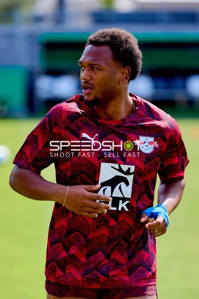 RB Leipzig Loïs Openda (11; RB Leipzig) im Aufwärmen