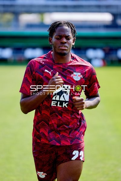 Aufwärmen: Castello Lukeba (23; RB Leipzig) vor Spielbeginn