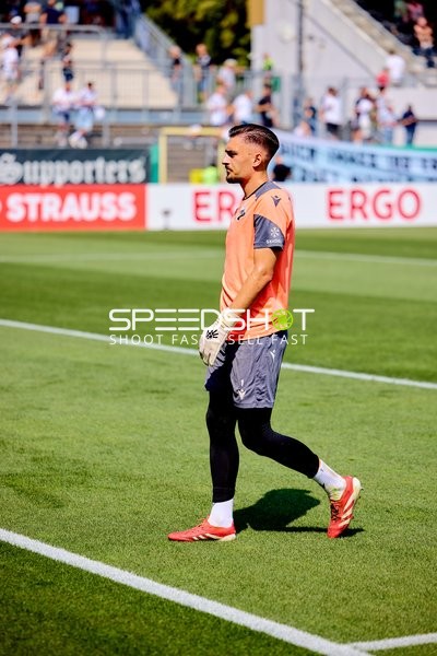 Torwart Arthur Lyska (1; SV Sandhausen) beim Aufwärmen