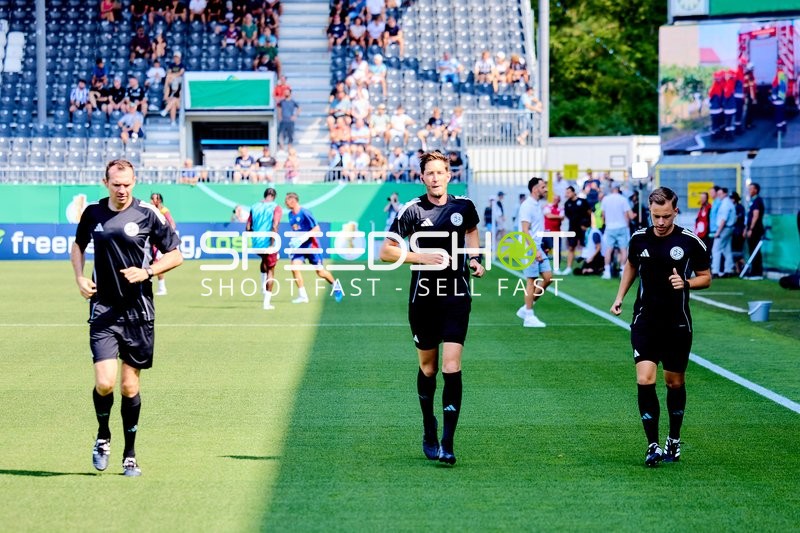 Schiedsrichter-Trio beim Aufwärmen