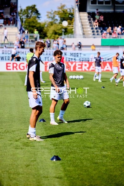 Team beim Aufwärmen auf dem Feld