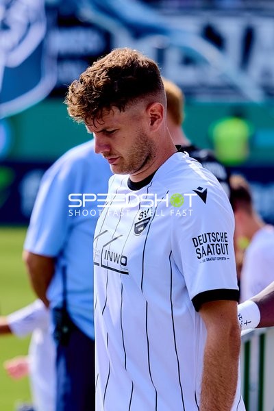 SV Sandhausen Jahn Herrmann (10; SV Sandhausen) vor Anpfiff