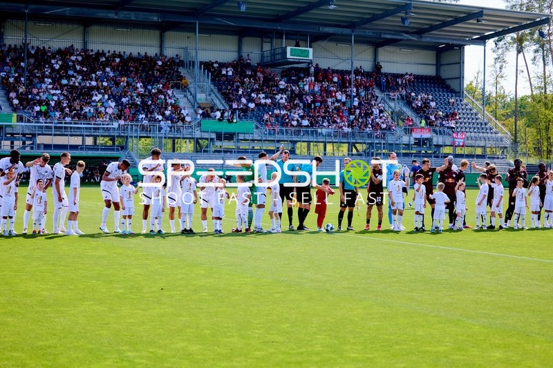 Teamaufstellung vor Anpfiff DFB Pokal
