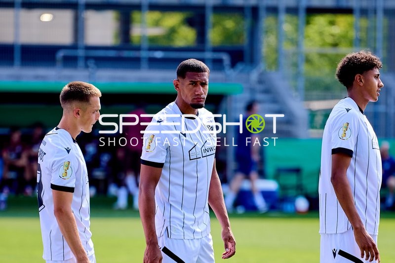 Team Sandhausen mit Yannick Osee (13; SV Sandhausen), Leon Ampadu (8; SV Sandhausen) und Denis Pfaffenrot (19; SV Sandhausen)