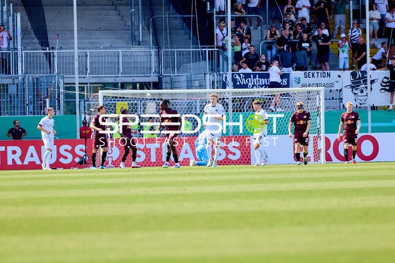 Spielszene mit Ken Gipson (24; SV Sandhausen) und Nicolas Seiwald (13; RB Leipzig)