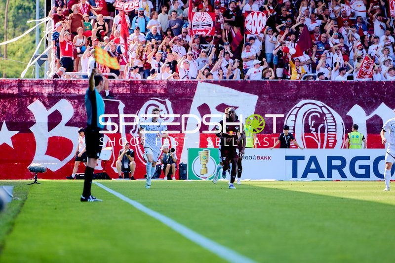 Duell zwischen Ken Gipson (24; SV Sandhausen) und 