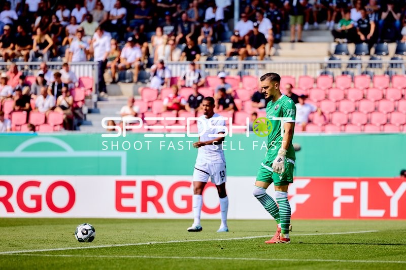 Torwart in Aktion am Strafraum