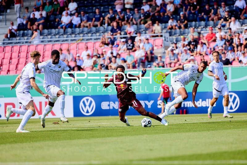 Duell um Ballbesitz im Strafraum