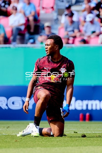 Schmerzen für Loïs Openda (11; RB Leipzig) am Boden