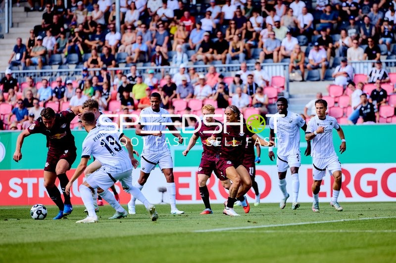 Duell um den Ball im Strafraum