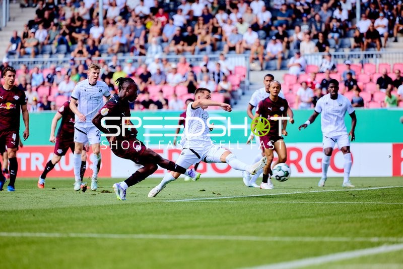 Duell am Ball im Strafraum