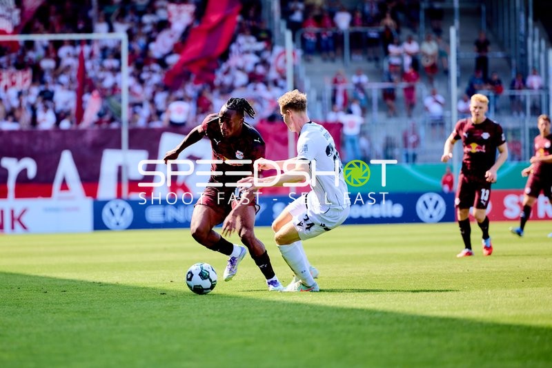 Duell um den Ball auf dem Feld