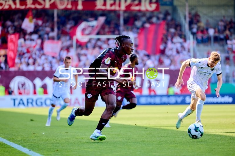 Duell um den Ball auf dem Rasen