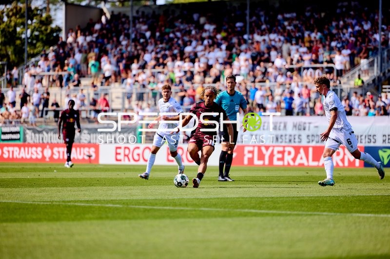 Ballaktion Xavi Simons (10; RB Leipzig) gegen Jahn Herrmann (10; SV Sandhausen) und Niklas Tarnat (6; SV Sandhausen)