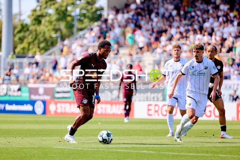 Duell um den Ball im Pokal