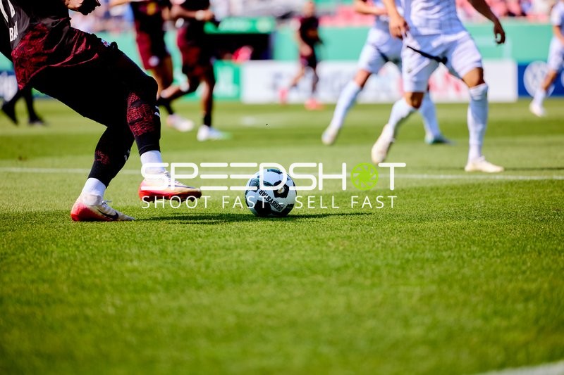 Intensiver Zweikampf am Ball