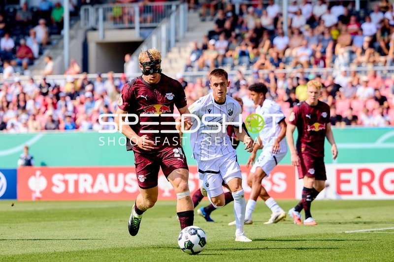 Duell zwischen Xaver Schlager (24; RB Leipzig) und Denis Pfaffenrot (19; SV Sandhausen)