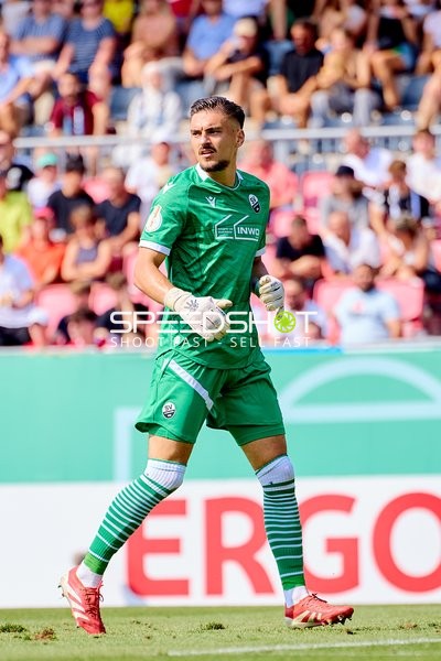 Torwart in Aktion auf dem Feld