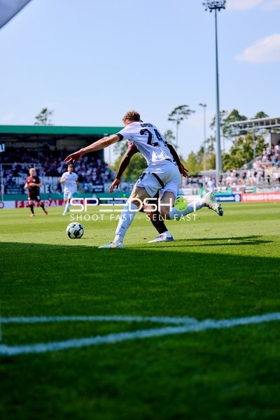 Duell um den Ball am Strafraum