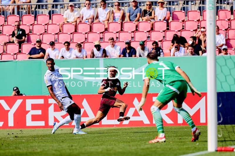 Zweikampf vor dem Tor