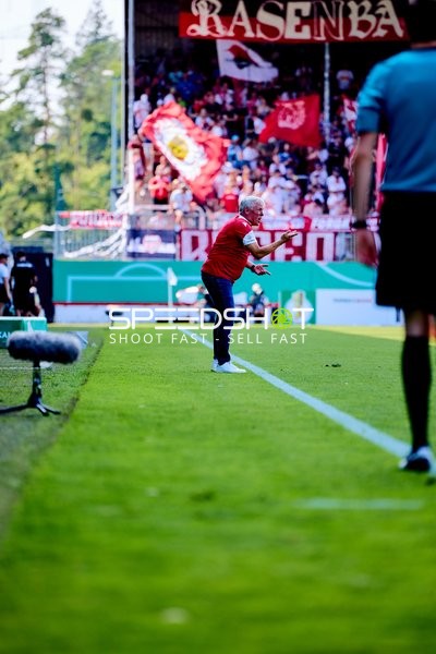 Trainer Olaf Janssen (Chef-Trainer; SV Sandhausen) an der Seitenlinie