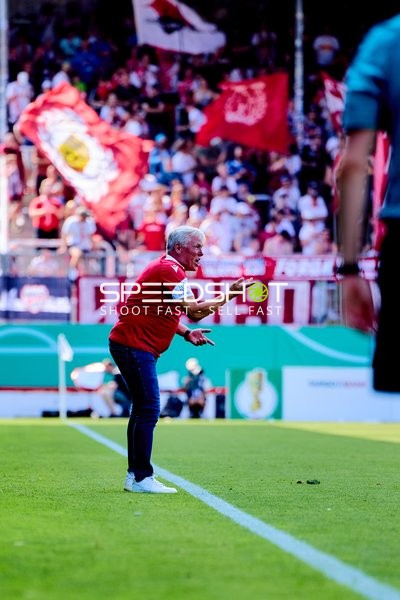 Trainer Olaf Janssen (Chef-Trainer; SV Sandhausen) an der Seitenlinie