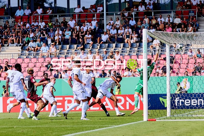 Duell am Tor im Pokalspiel