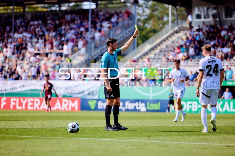 Schiedsrichter zeigt gelbe Karte