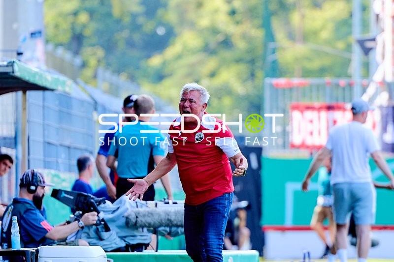 Trainer Olaf Janssen (Chef-Trainer; SV Sandhausen) an der Seitenlinie