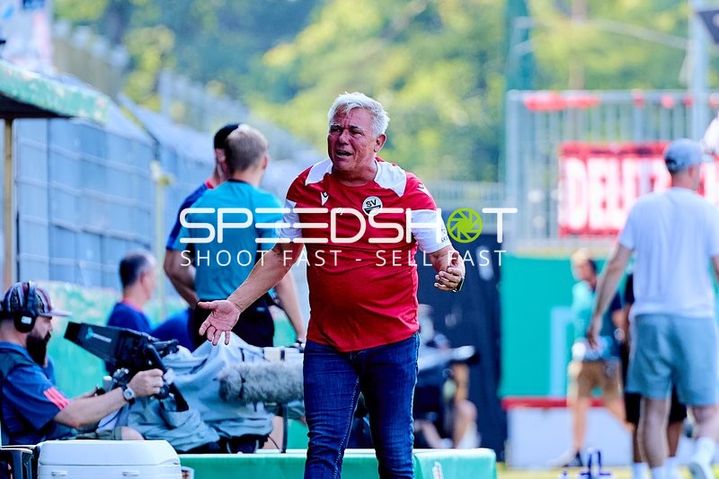 Trainer Olaf Janssen (Chef-Trainer; SV Sandhausen) an der Seitenlinie
