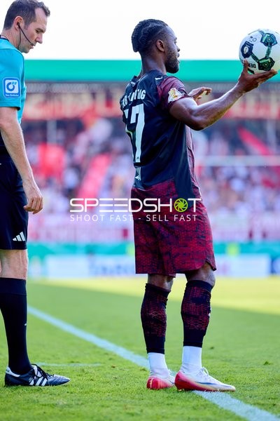 Einwurf von Ridle Baku (17; RB Leipzig) am Spielfeldrand